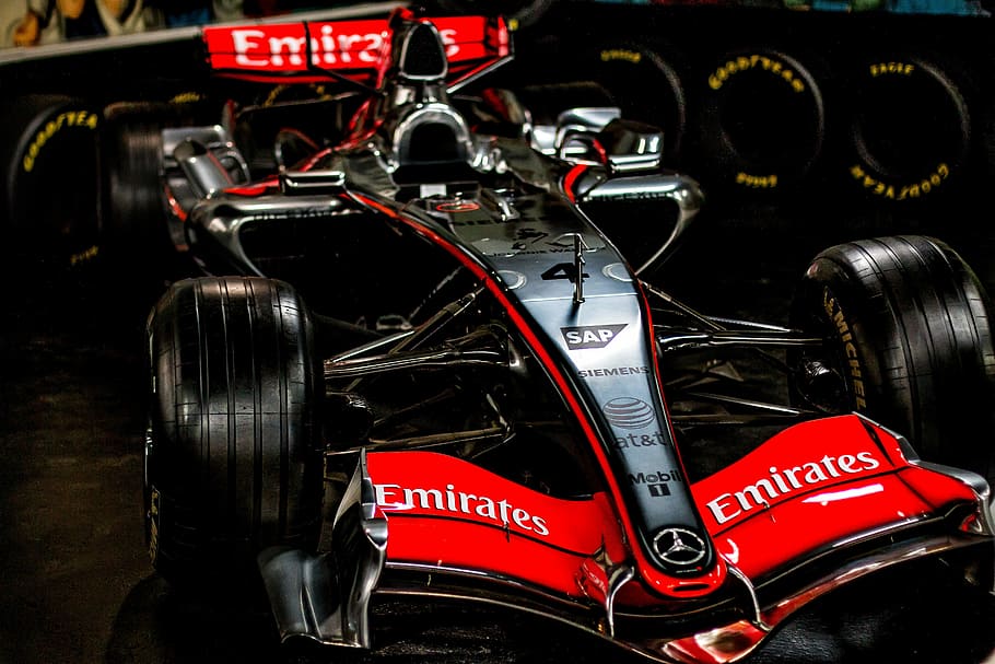 Red And Black Emirates F1 Car, Mclaren, Formula, Lewis - Mclaren Wallpaper F1 Lewis Hamilton , HD Wallpaper & Backgrounds