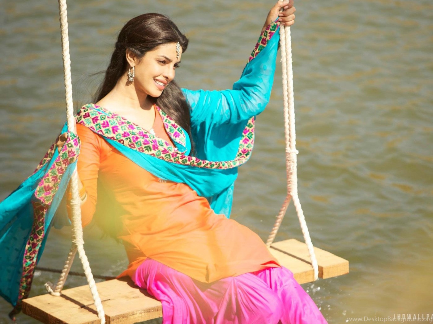Beautiful Punjabi Girls Wallpapers And Pictures - Priyanka Chopra In Punjabi Suit , HD Wallpaper & Backgrounds