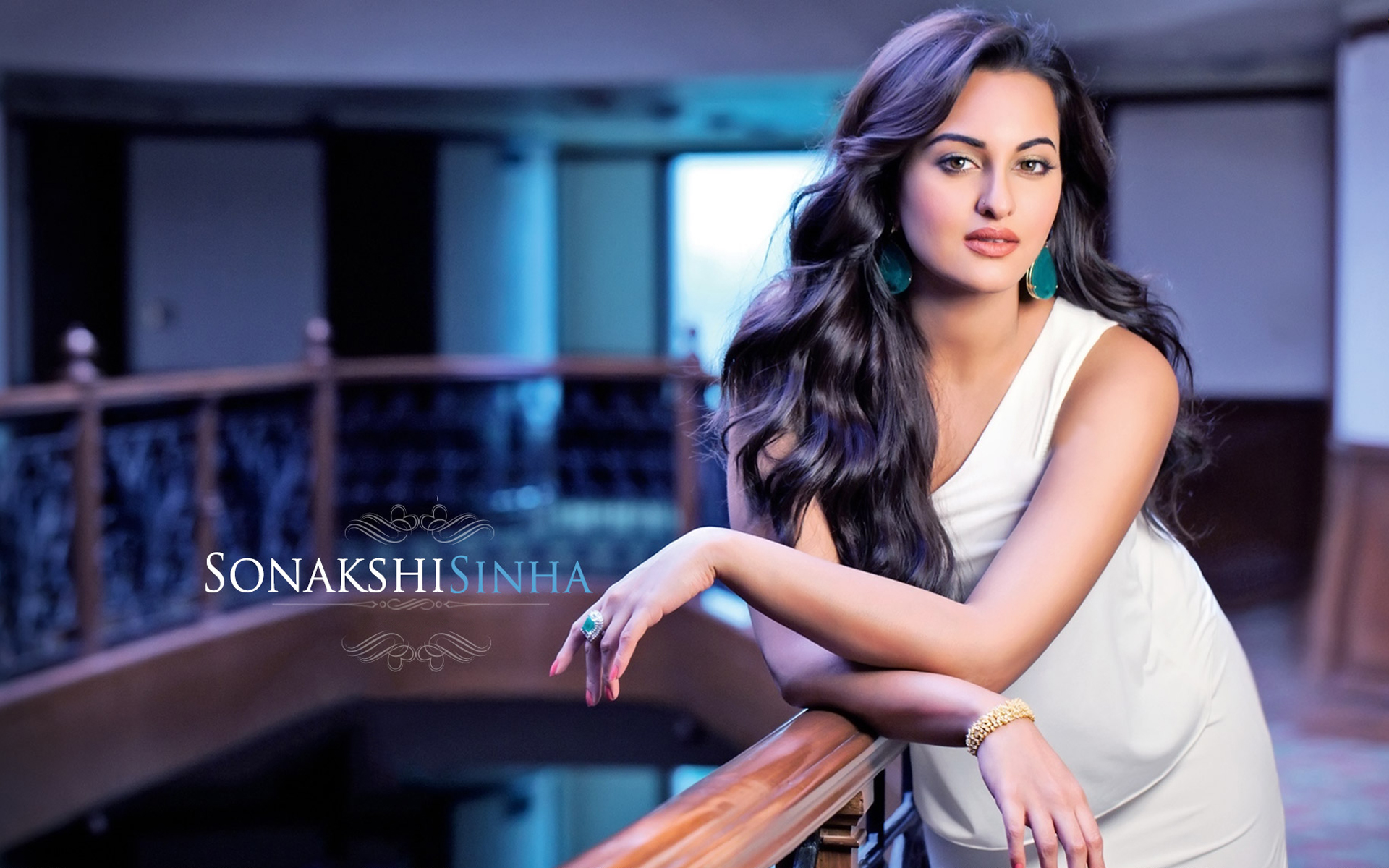 Sonakshi Sinha Gorgeous Hd Wallpaper - Sonakshi Sinha Hot Hd , HD Wallpaper & Backgrounds