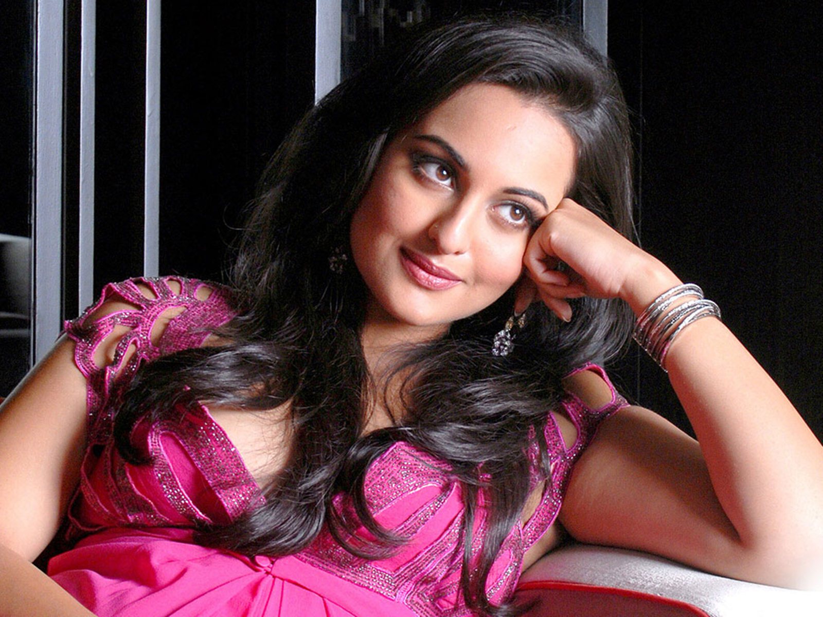 Sonakshi Sinha Looking Cute In Pink Dress Hd Wallpaper - Photo Shoot , HD Wallpaper & Backgrounds