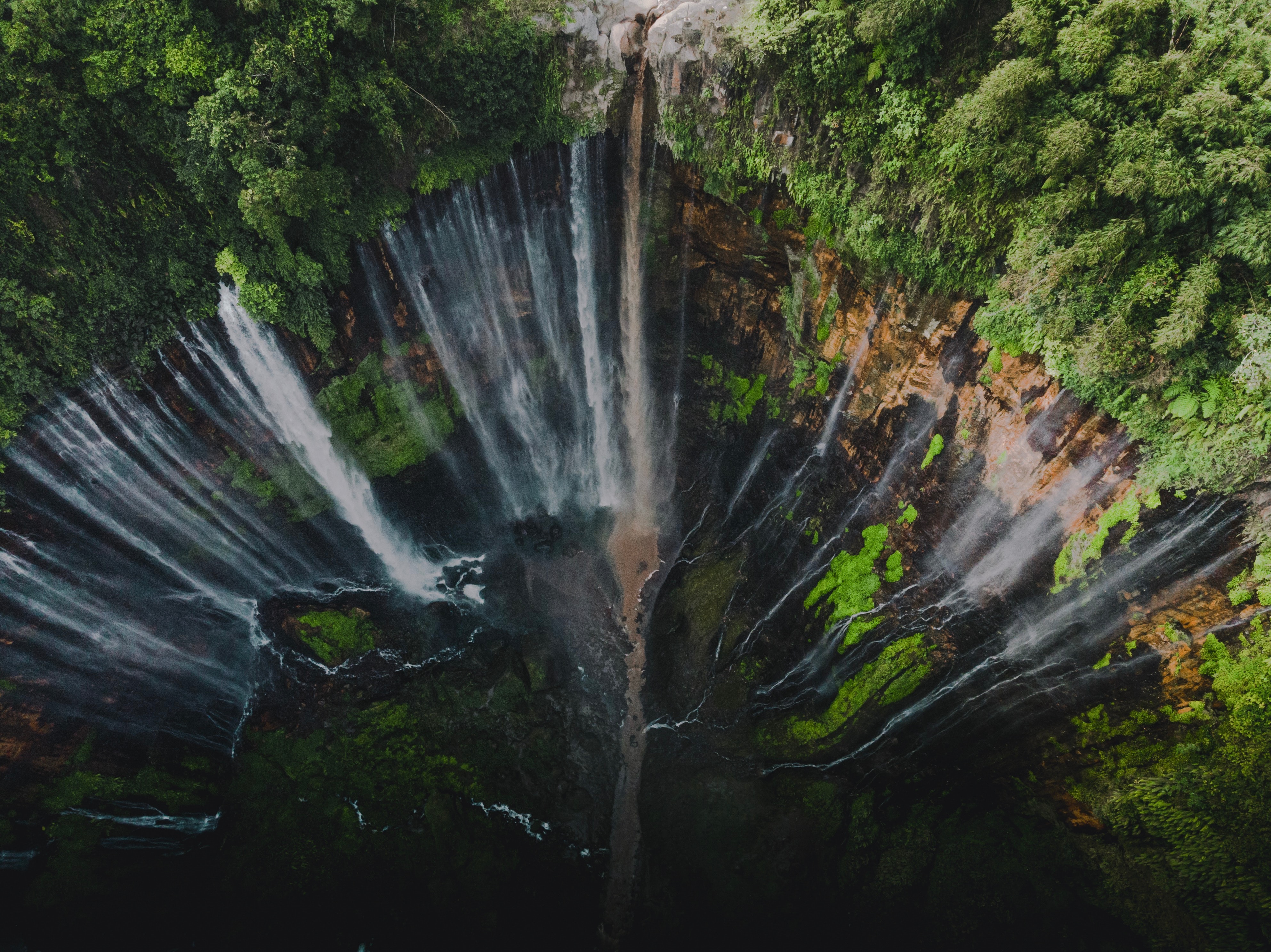 Тысяча водопадов. Водопад tumpak Sewu. Водопад Тумпак-севу, Ява, Индонезия. Тумпак Бали. Индонезия водопады.