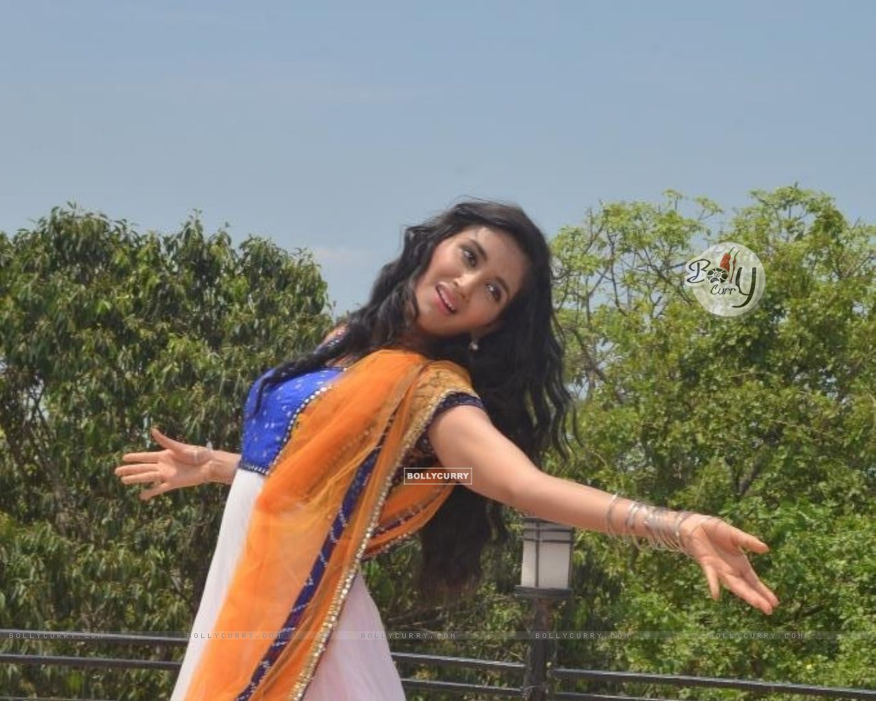 Dream Girl- Ek Ladki Deewani Si Size - Zee Serial Shootig On Foot Injury , HD Wallpaper & Backgrounds