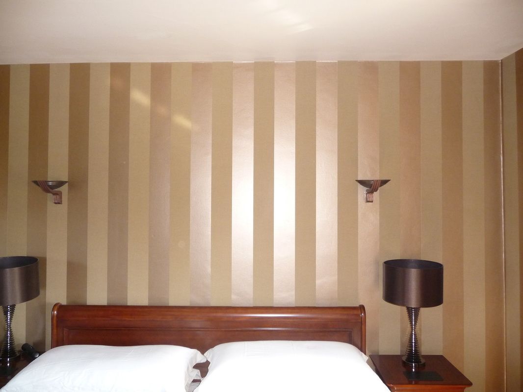 Gold Striped Wallpaper - Gold Striped Wallpaper Bedroom , HD Wallpaper & Backgrounds