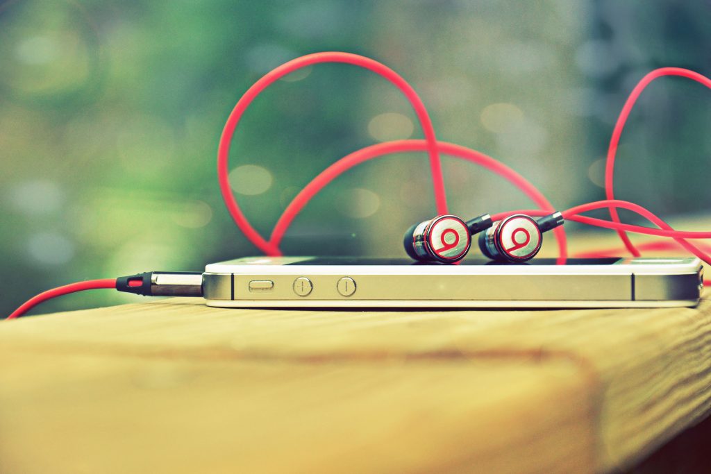 Music Iphone Beats Red Headset 4k Wallpaper - Phone And Earphones Hd , HD Wallpaper & Backgrounds