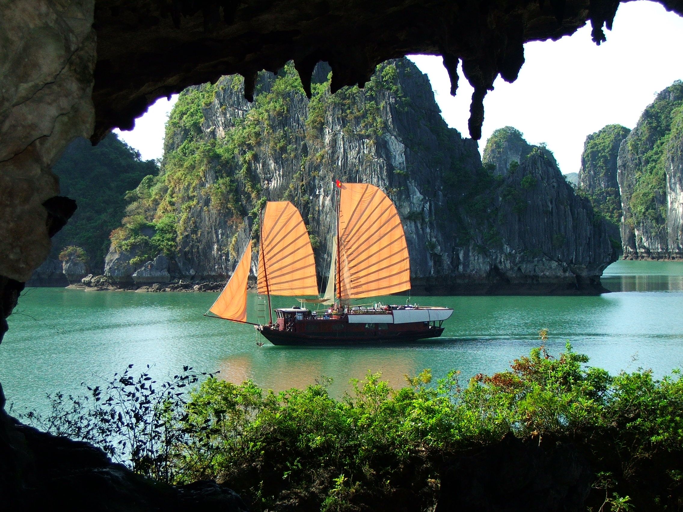 Beautiful Halong Bay Vietnam Hd Desktop Wallpaper, - Cat Ba Bay Cruise , HD Wallpaper & Backgrounds