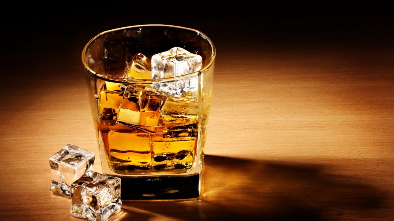 Whiskey Drink Ice Cube Wallpapers - Whisky Bottle , HD Wallpaper & Backgrounds