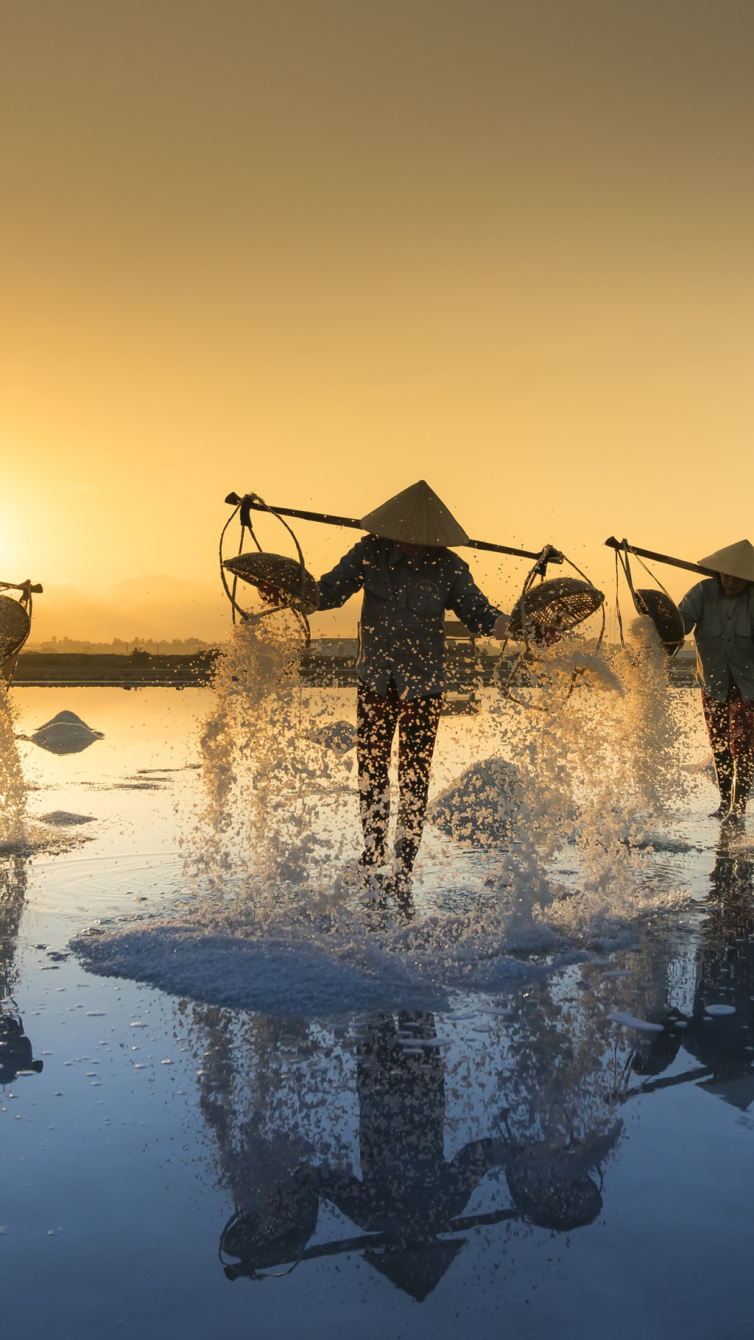 People Harvesting Salt In Vietnam Wallpaper - Hon Khoi Salt Fields