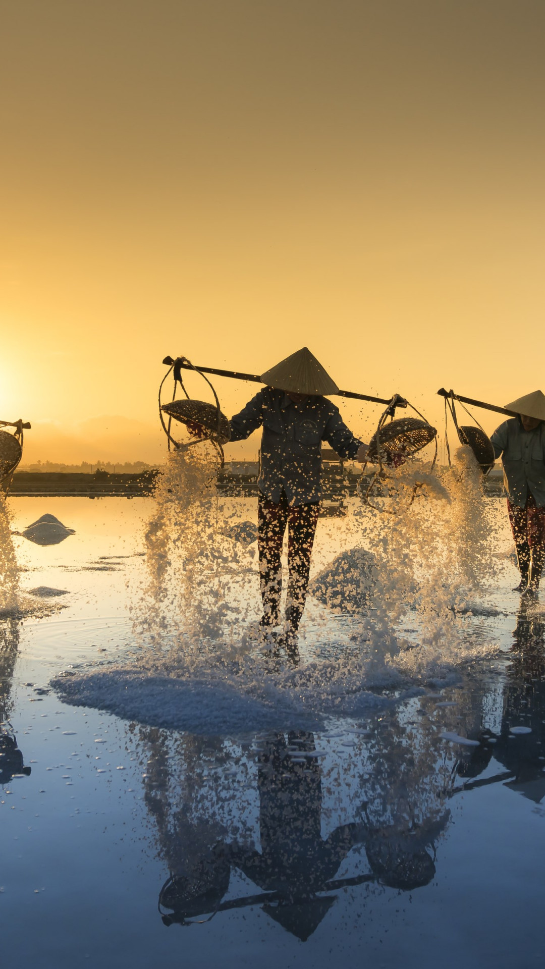 People Harvesting Salt In Vietnam Wallpaper - Hon Khoi Salt Fields , HD Wallpaper & Backgrounds