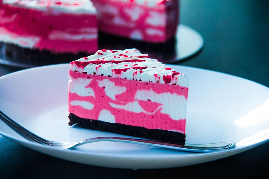 Slice Of Vanilla And Strawberry Cake On Plate, Birthday - Birthday Cake Best Design , HD Wallpaper & Backgrounds