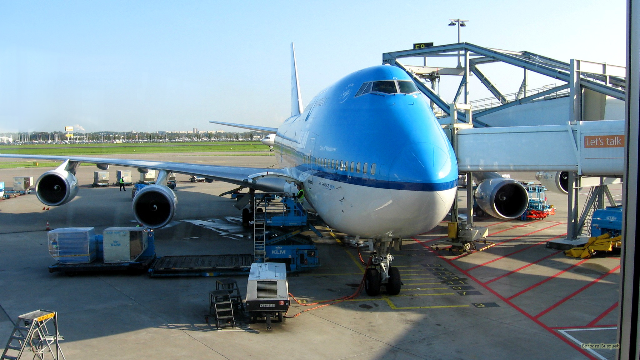 Airplane At Airport - Amsterdam Airport Schiphol , HD Wallpaper & Backgrounds