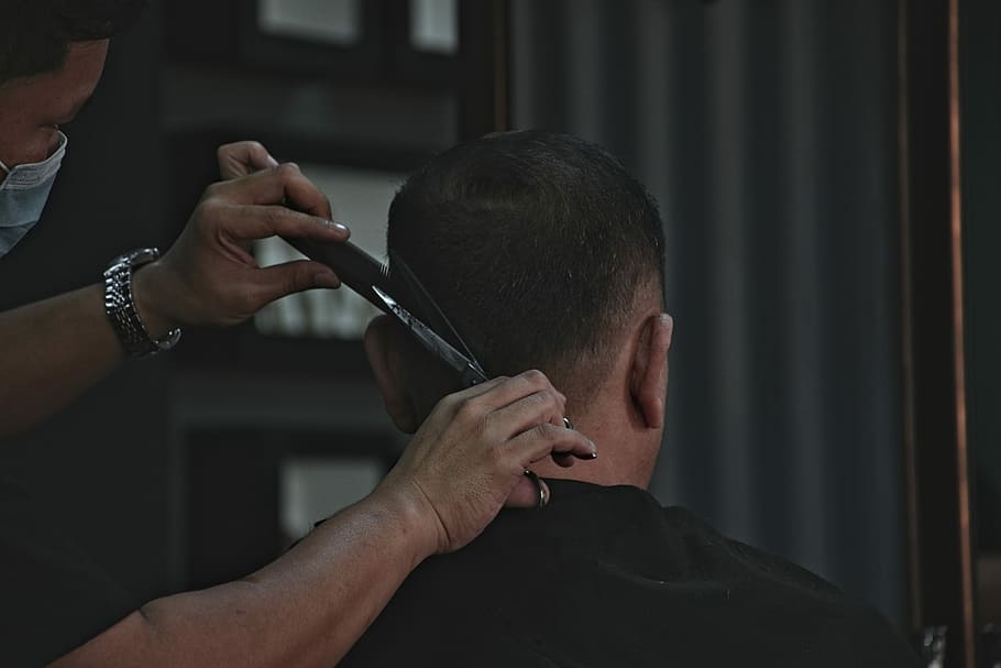 Barber Cutting Man S Hair, Man Cutting Hair Of Man, - Barber , HD Wallpaper & Backgrounds