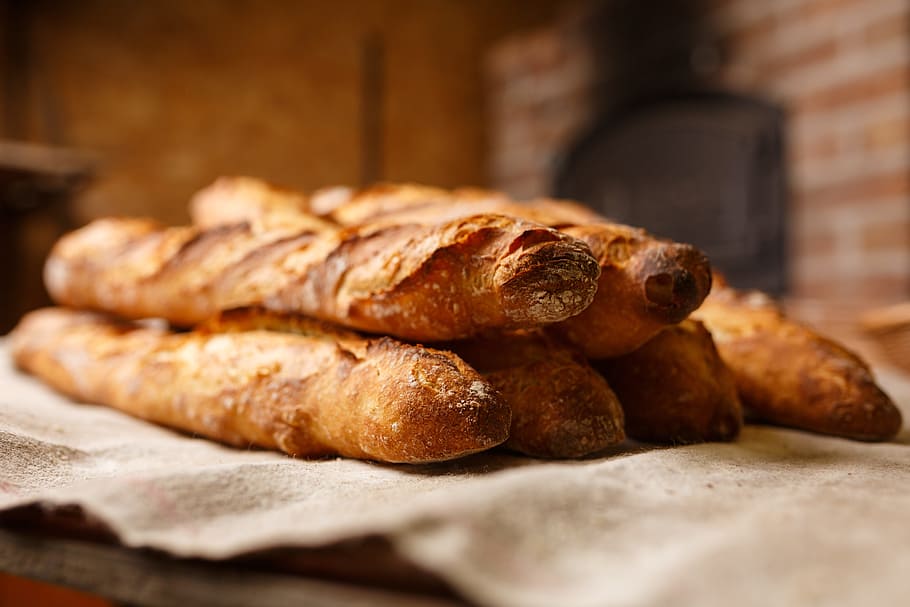 Six Bread On Gray Textile, Bakery, Preparation, Fresh, - La Boulangerie Pâtisserie , HD Wallpaper & Backgrounds