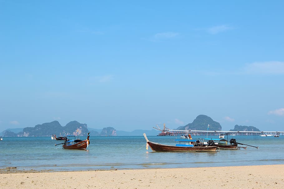 Beach Scene, Boats, Sea, Sky, Blue, Beach View, Beach - Beach With Boats In The Water , HD Wallpaper & Backgrounds