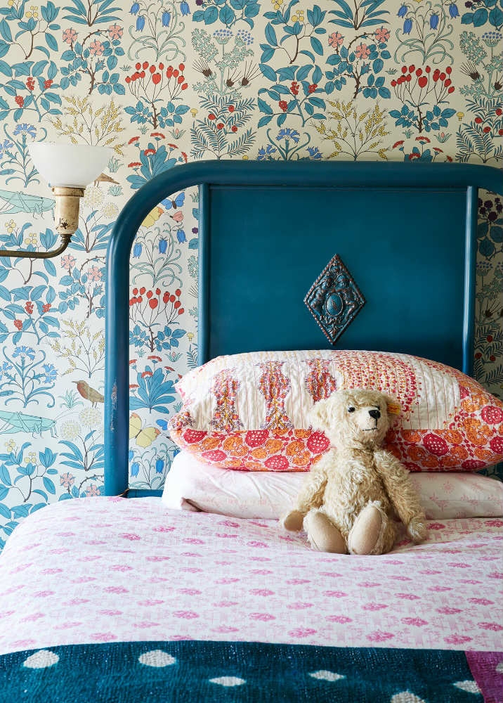 Stylish Vintage Girls Bedroom - Vintage Floral Wallpaper Bedroom , HD Wallpaper & Backgrounds