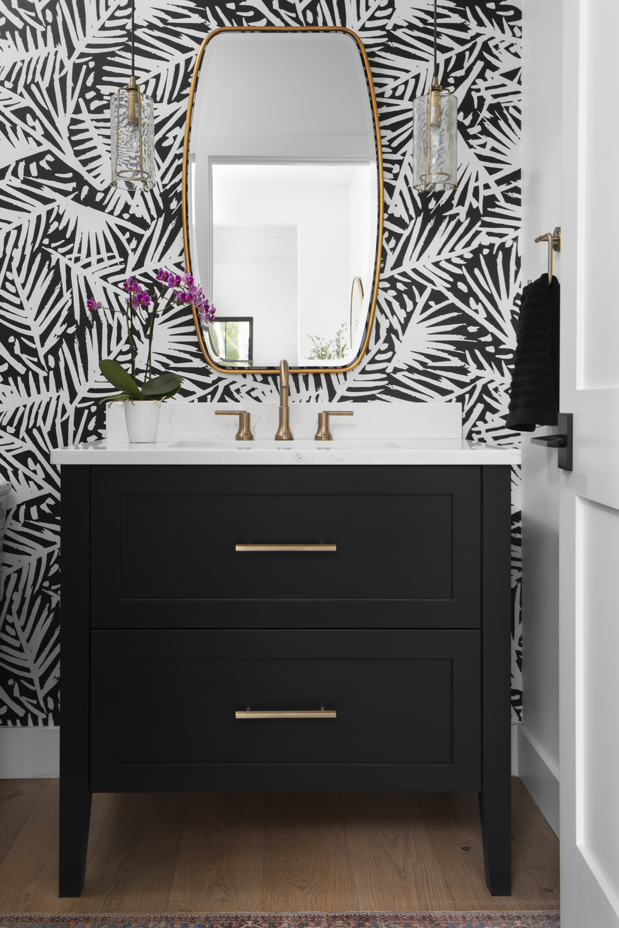 Black And White Bathroom Bold Wallpaper Brushed Gold - Black And White Wallpaper Bathroom , HD Wallpaper & Backgrounds