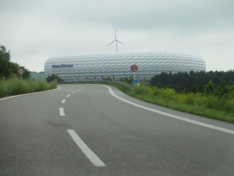 Allianz Arena, Fc Bayern Munich, Football, German, - Allianz Arena From The Road , HD Wallpaper & Backgrounds