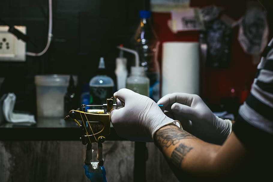 Lowlight Photography Of Person Holding Tattoo Machine, - Tattoo Studio Hd , HD Wallpaper & Backgrounds