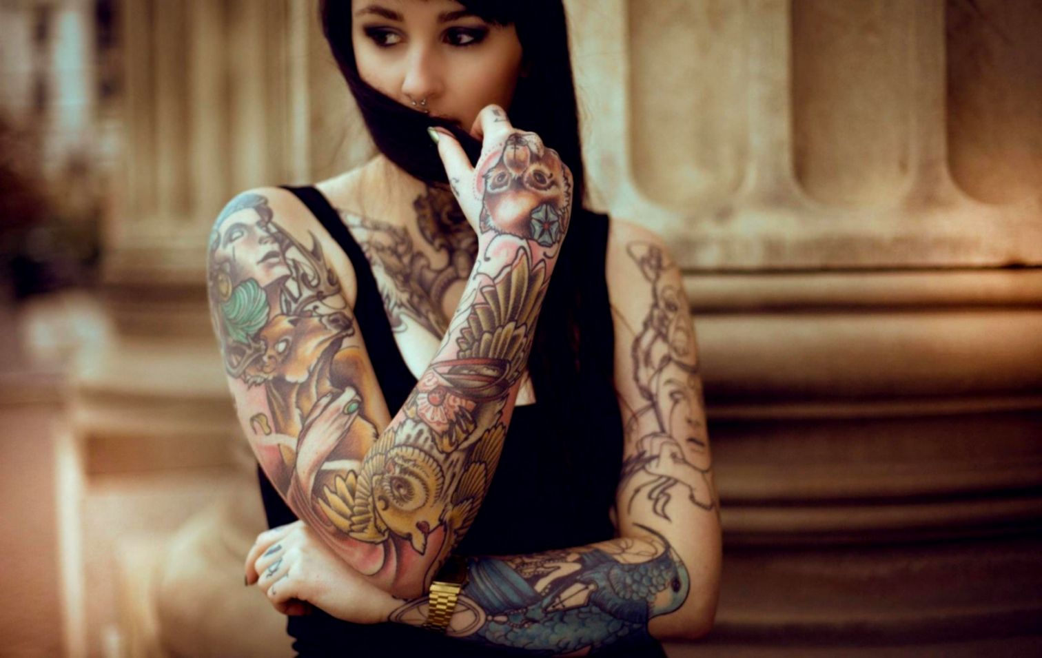Brunette Tattoos Photo Hd Wallpaper Behindthefaceandmask - Tattoo Girl Hd , HD Wallpaper & Backgrounds