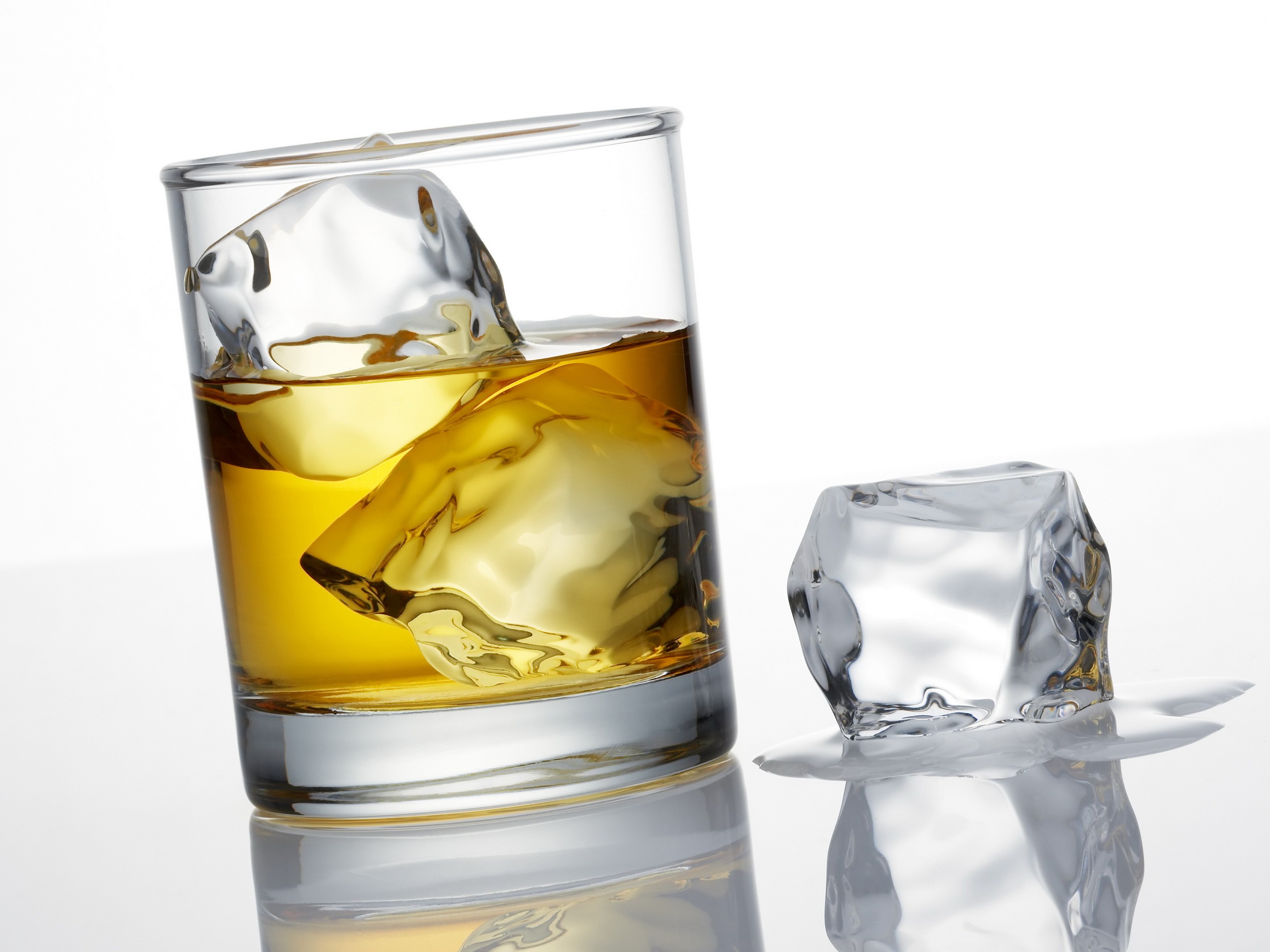 Whisky With Ice Wallpaper - Vaso De Whisky Gif , HD Wallpaper & Backgrounds