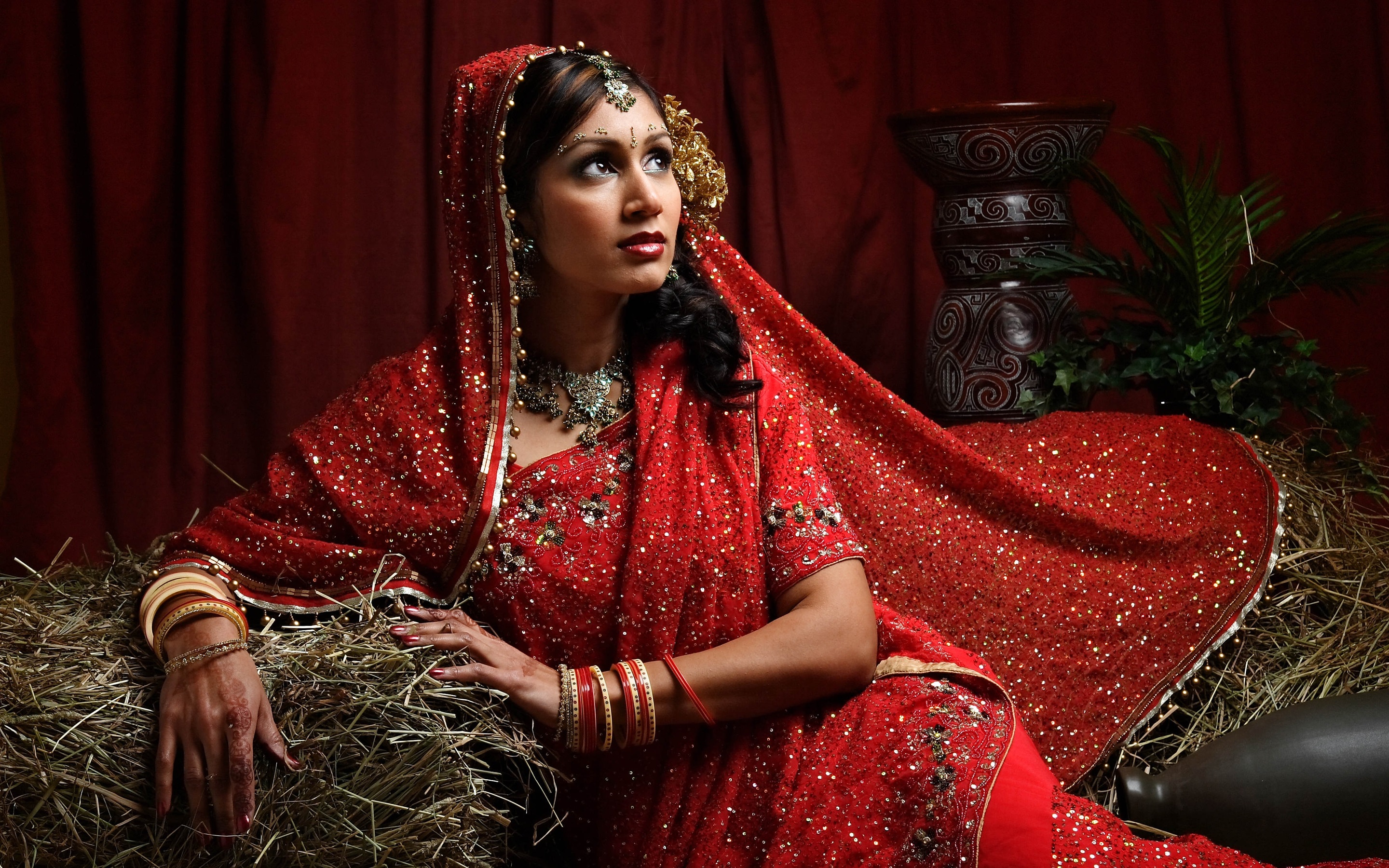 Wallpaper Indian Girl, Red Dress, Hay - Indian Dress , HD Wallpaper & Backgrounds