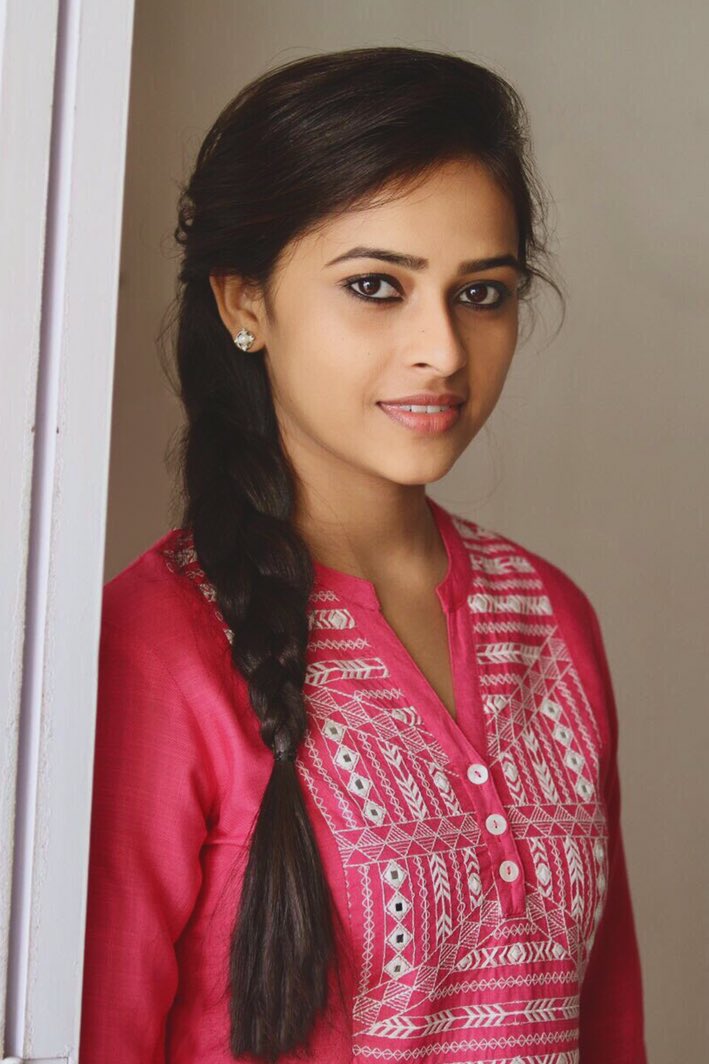 Sri Divya Wallpaper Download - Sri Divya , HD Wallpaper & Backgrounds