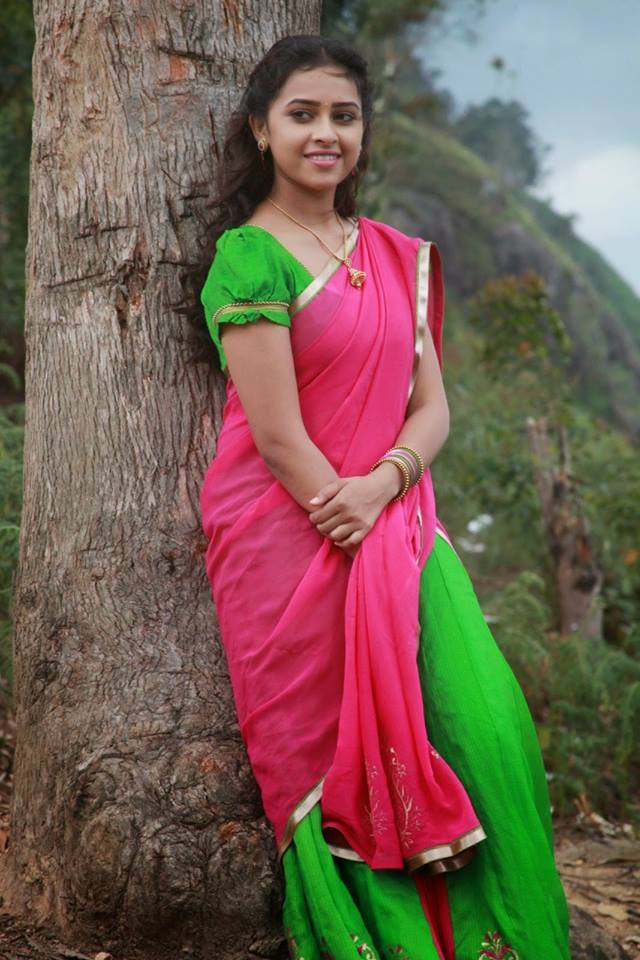 Tamil Actress Sri Divya Latest Photos In Saree - Hd Wallpaper Sri Divya Photos Download , HD Wallpaper & Backgrounds