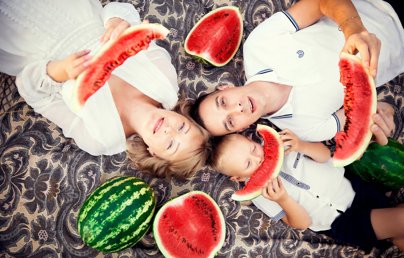 Photo Wallpaper Joy, Watermelon, Family, Mom, Son, - Семья Арбуз , HD Wallpaper & Backgrounds