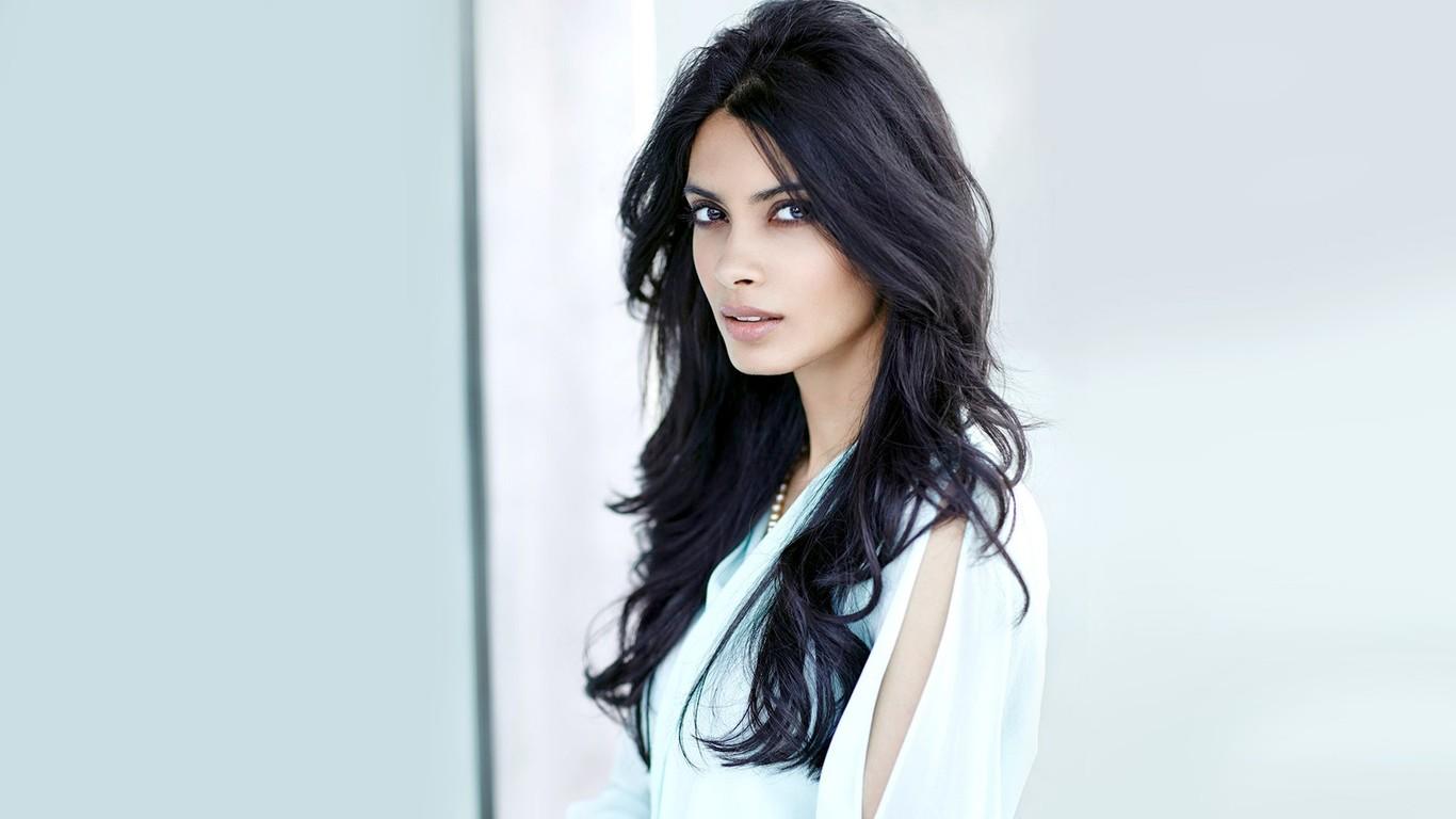 Diana Penty Wallpaper 
 Data-src /full/2235730 - Long Haircuts For Oval Shaped Face , HD Wallpaper & Backgrounds