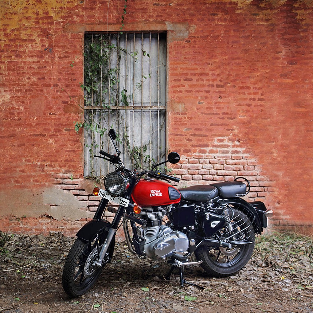 Featured image of post Royal Enfield Red And Black Wallpaper Hd Young indian man wearing red riding gloves with protection while holding the handle bars of a motorcycle with a red tank