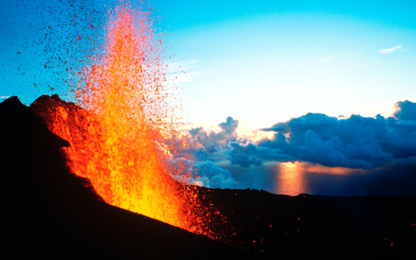 Volcano Desktop Wallpaper Wallpapers And Funny Pictures , HD Wallpaper & Backgrounds