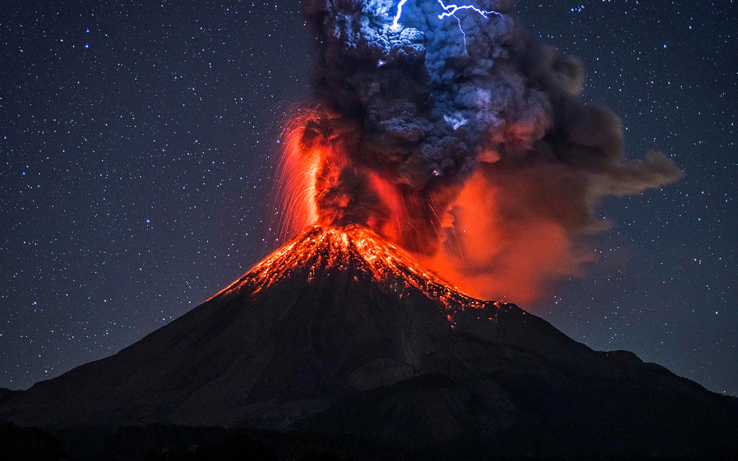Volcanic Lightning Full Hd Wallpaper - Volcano Eruption With Thunder , HD Wallpaper & Backgrounds