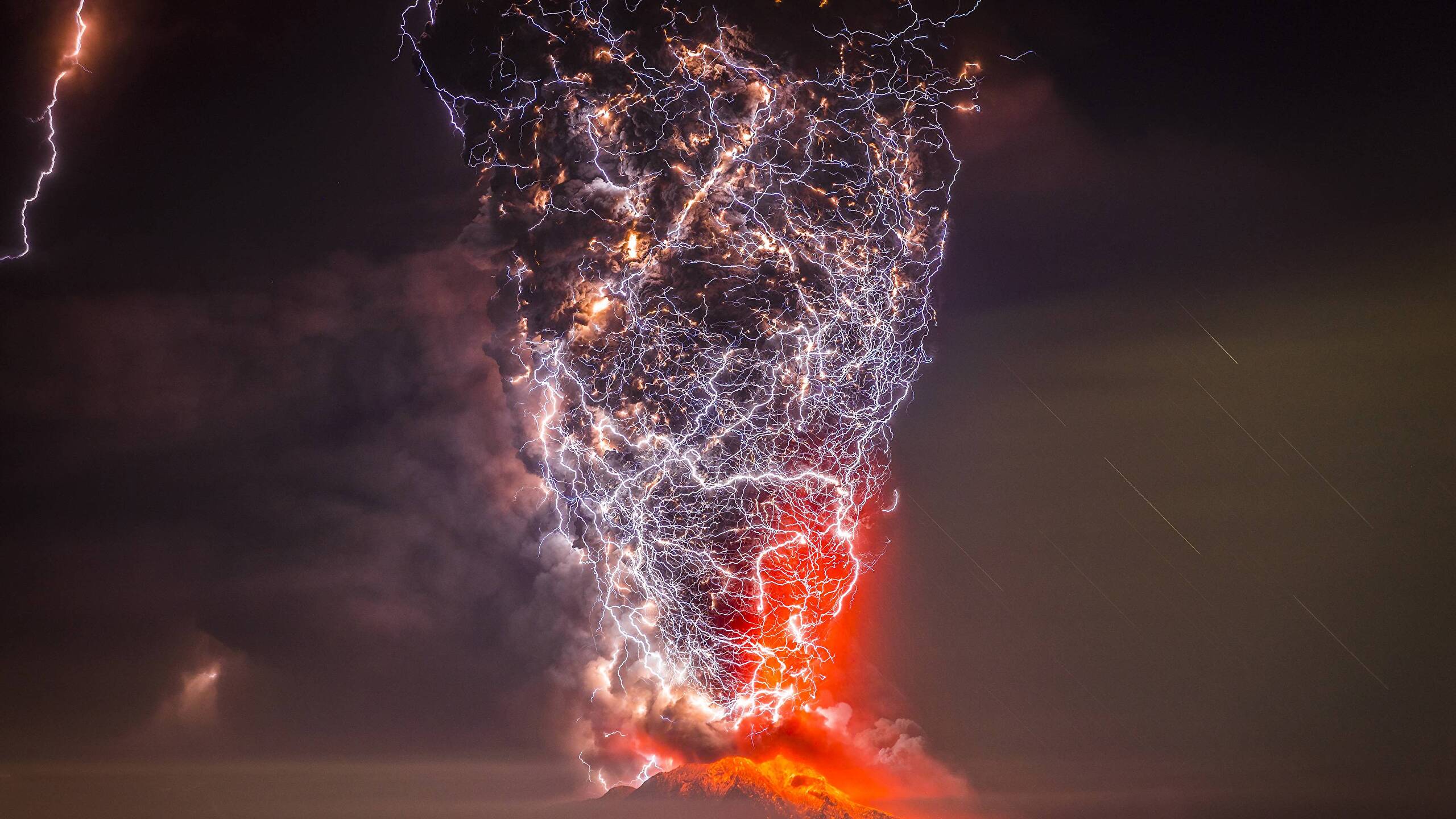 Lightning Engulfs Volcanic Eruption , HD Wallpaper & Backgrounds