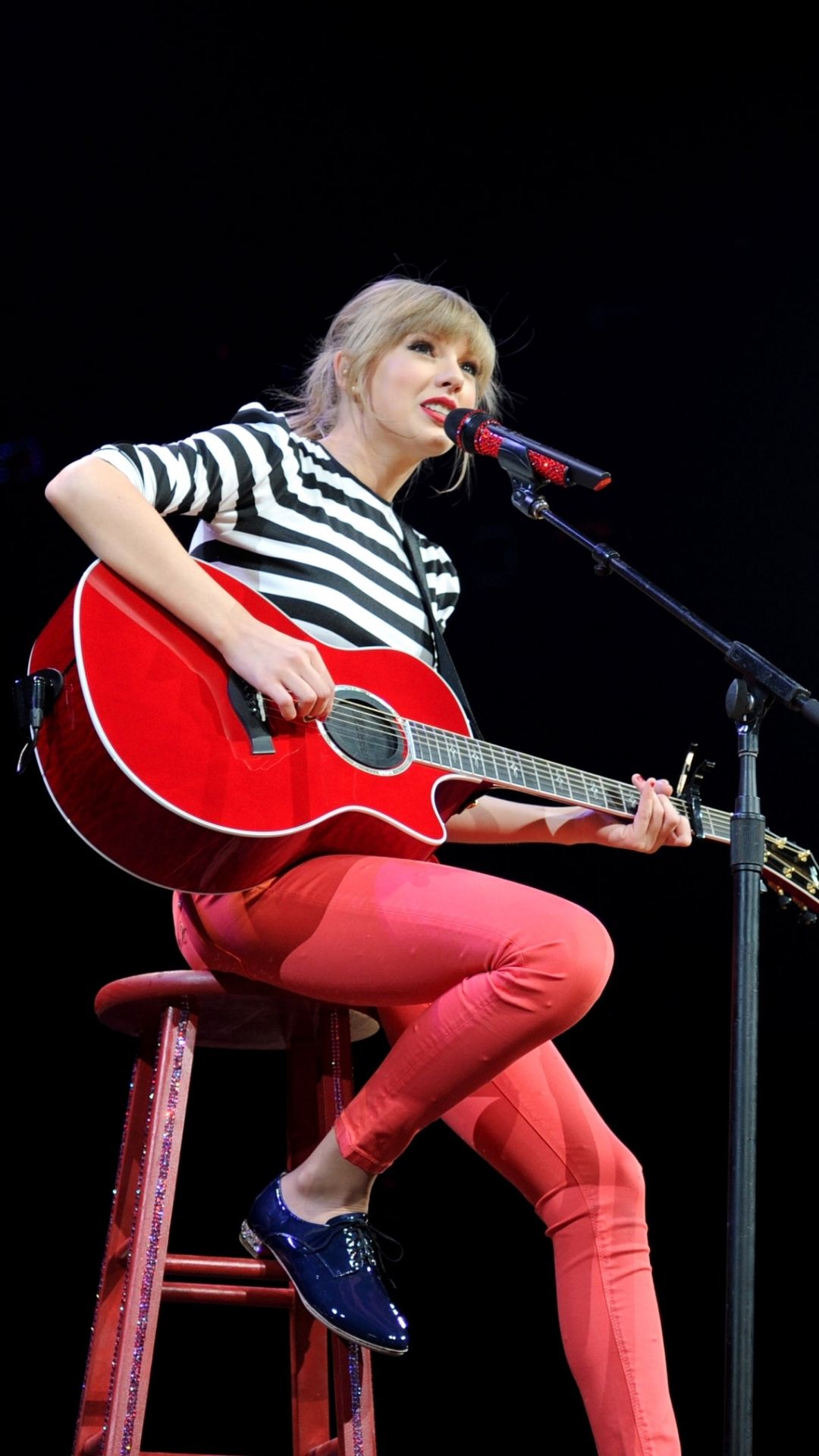 Taylor Swift With Guitar Wallpaper High Quality - Taylor Swift With Guitar , HD Wallpaper & Backgrounds