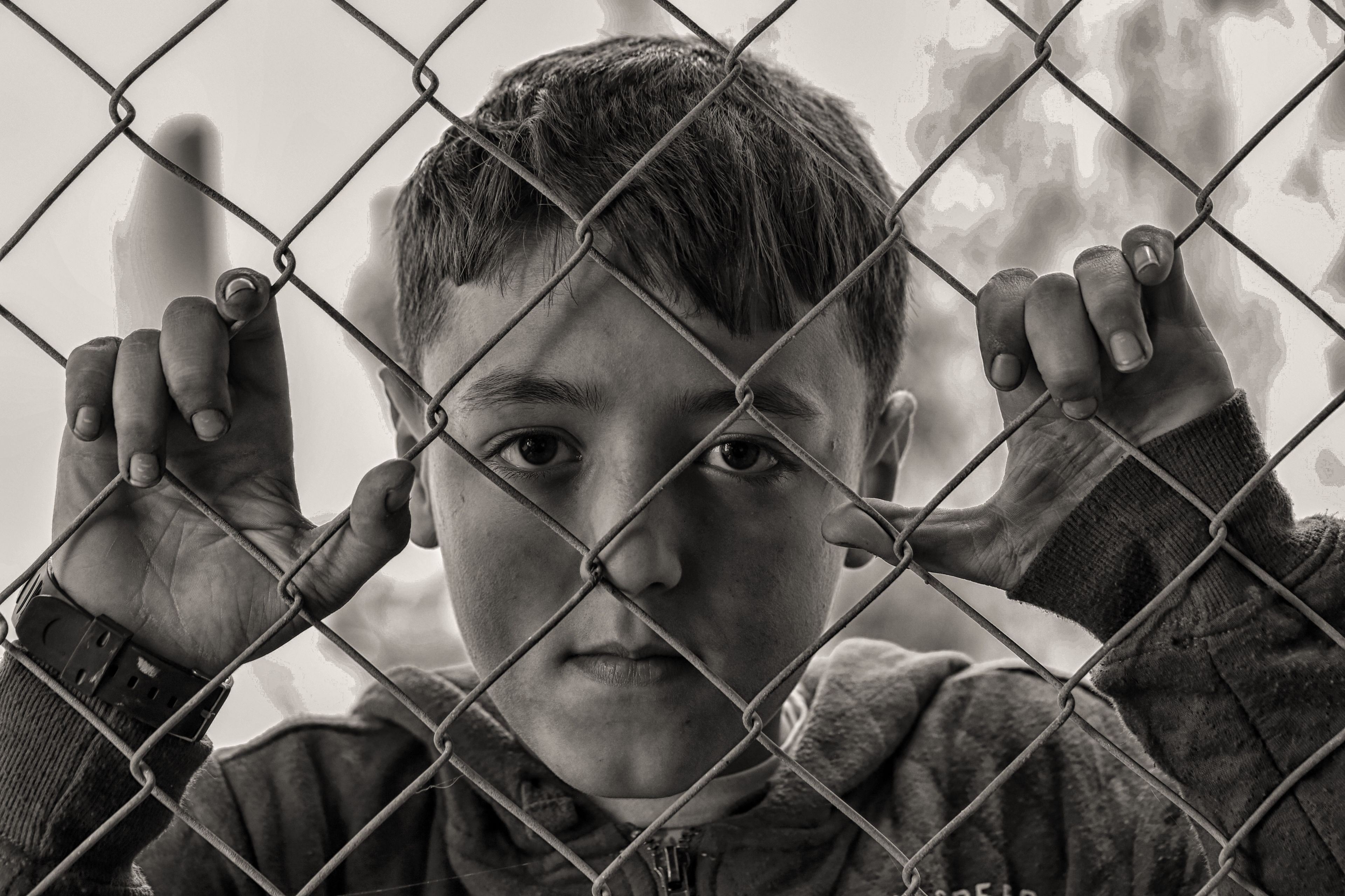 Sad Alone Boy Wallpaper 3840hd - Trump Immigrant Children , HD Wallpaper & Backgrounds