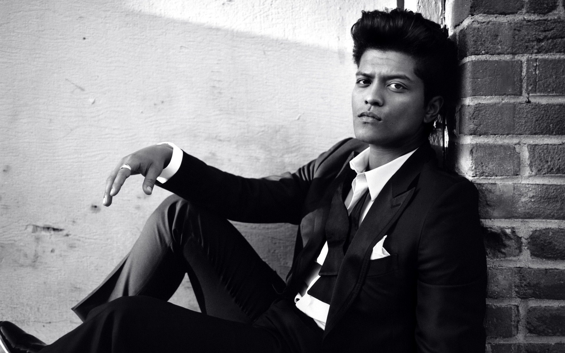 Bruno Mars Pop Singer Desktop Wallpaper Uploaded By - Bruno Mars , HD Wallpaper & Backgrounds