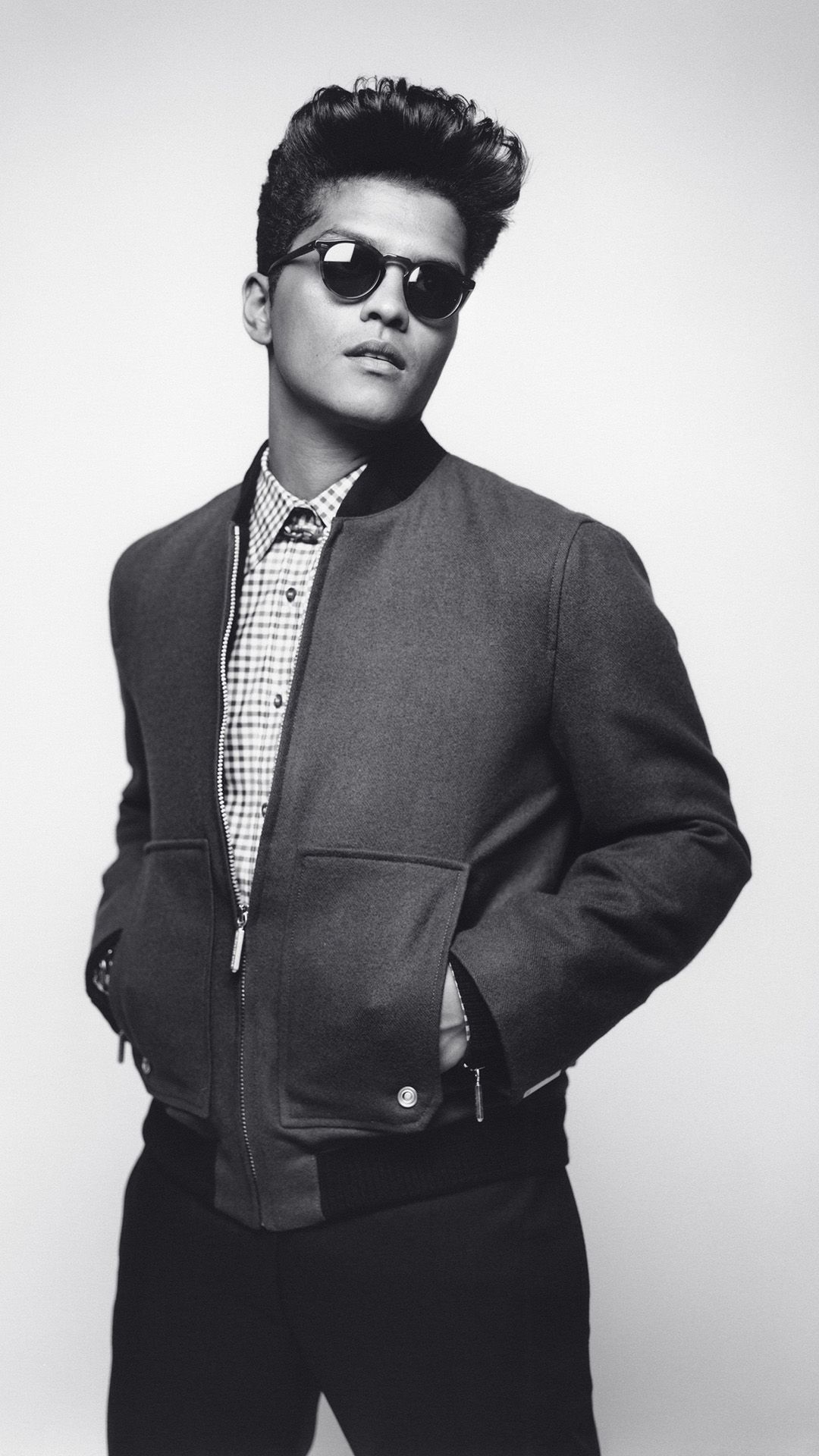 Tap To See More Sexy Celebrities In Black & White Iphone - Bruno Mars , HD Wallpaper & Backgrounds