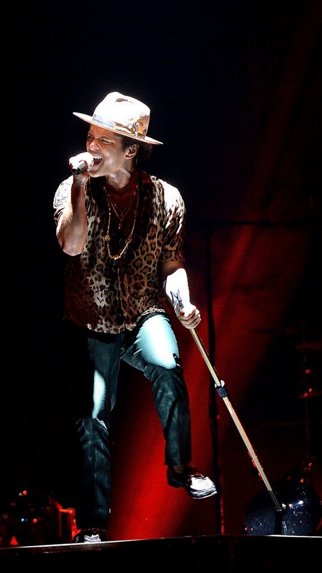 Iphone Wallpaper Bruno Mars Concert Resolution - Bruno Mars Moonshine Jungle Outfit , HD Wallpaper & Backgrounds