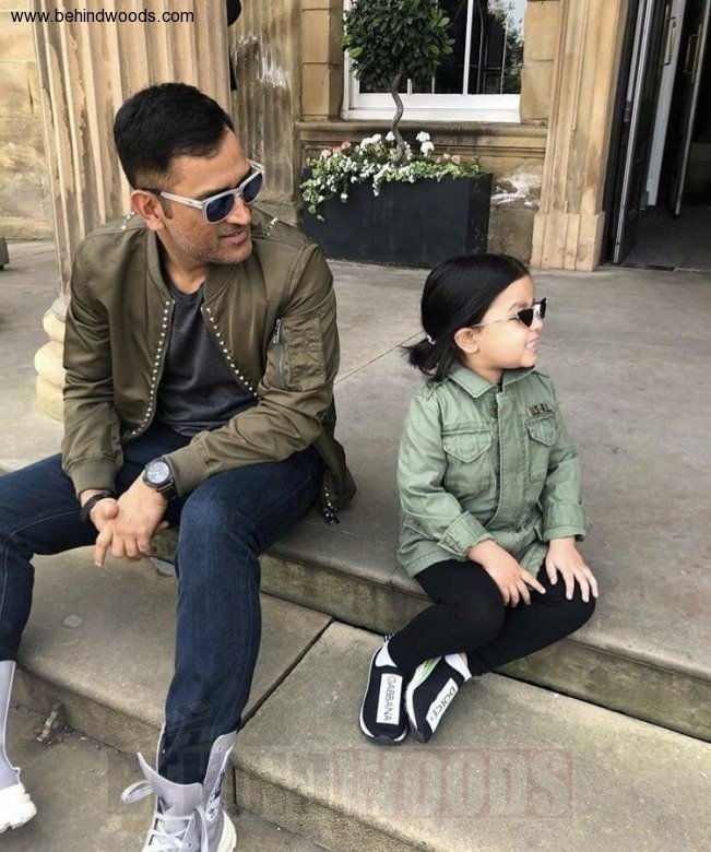 Ms Dhoni Mahendra Singh Dhoni - Ms Dhoni With Ziva , HD Wallpaper & Backgrounds