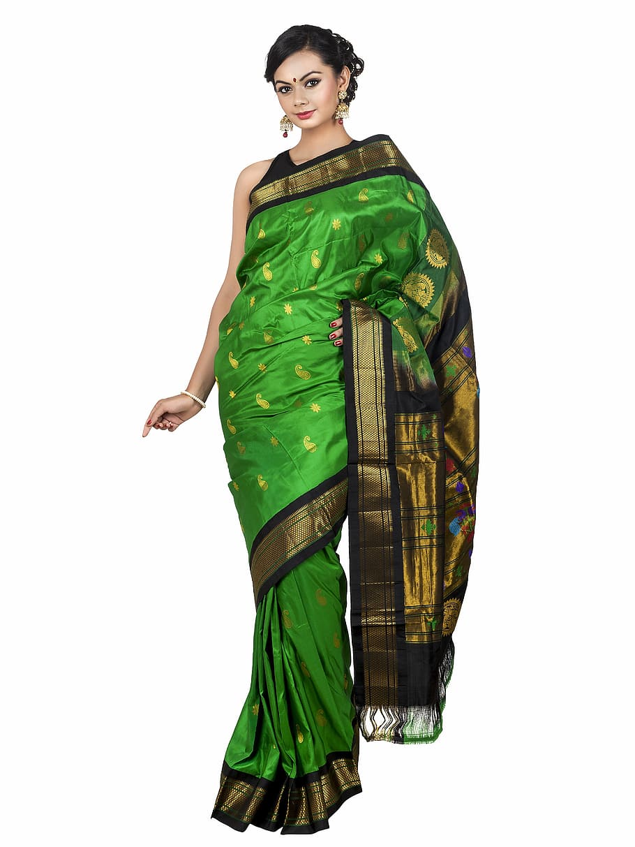 Woman Wearing Green And Black Dress Standing, Wedding - High Bun For Saree , HD Wallpaper & Backgrounds