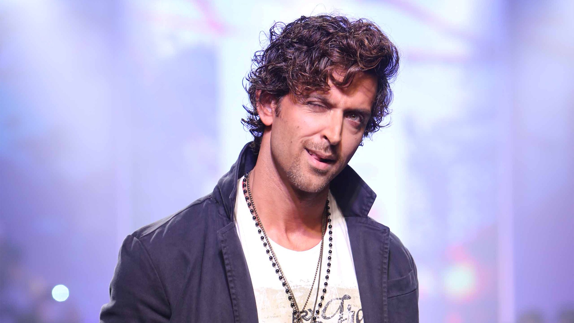 Dashing Look Of Hrithik Roshan Bollywood Actors Hd - Hrithik Roshan Curly Hair Style , HD Wallpaper & Backgrounds