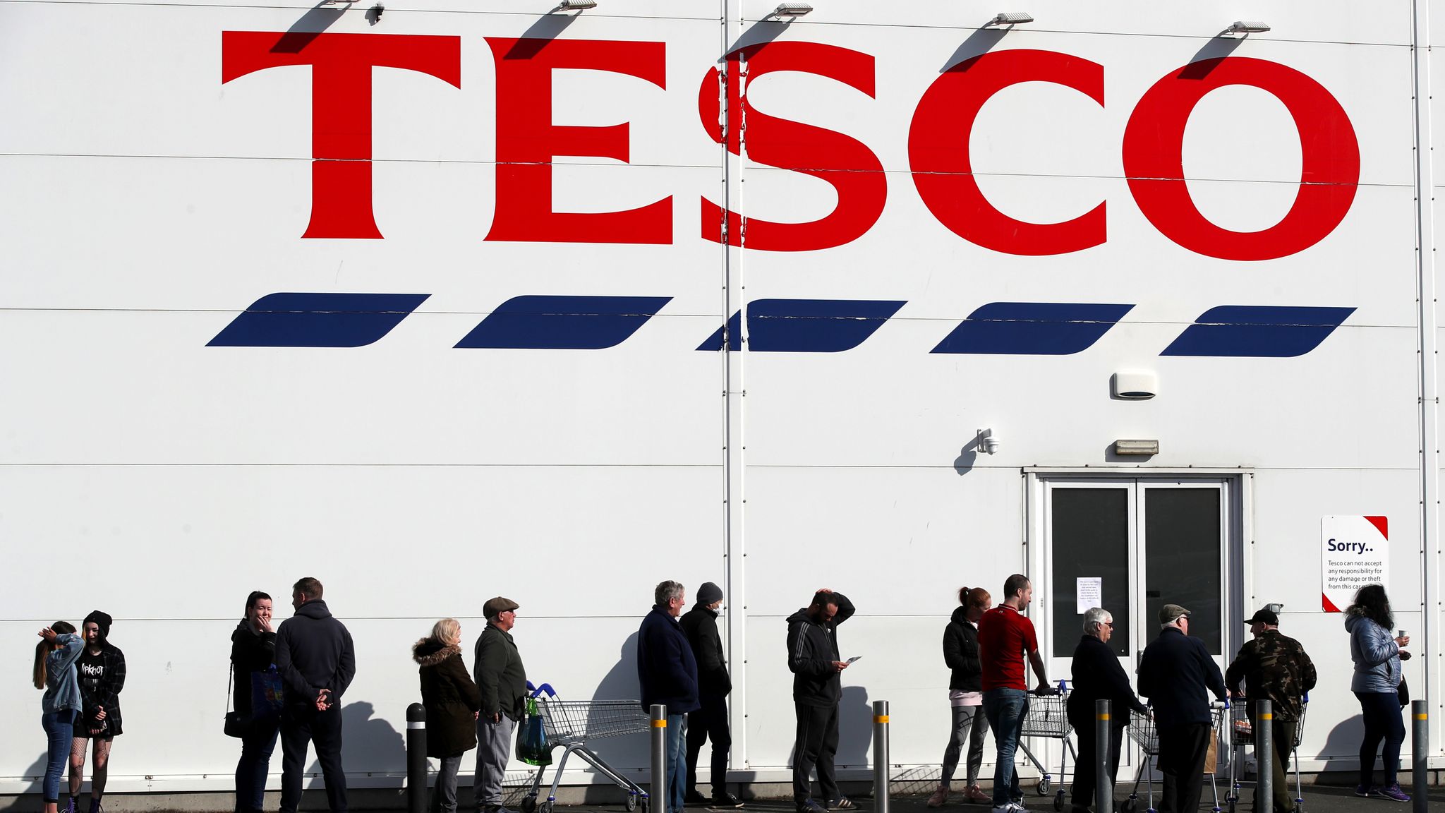 Government Rules Say People Should Stand Two Metres - Queue Outside Tesco , HD Wallpaper & Backgrounds