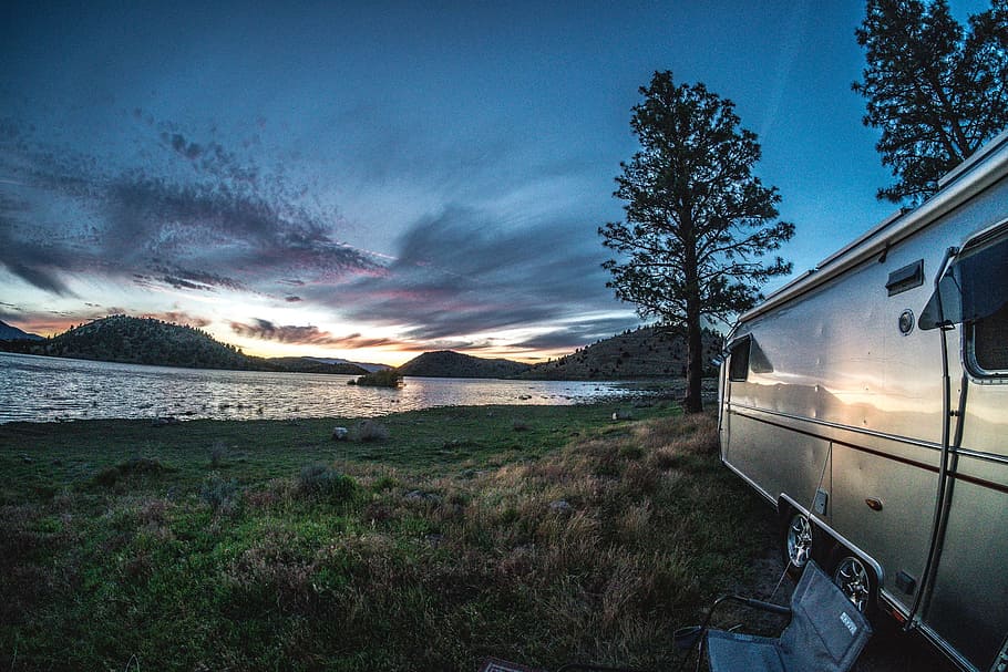 Silver Travel Trailer Near Body Of Water, Airstream, - Airstream Trailer Lake Tahoe , HD Wallpaper & Backgrounds