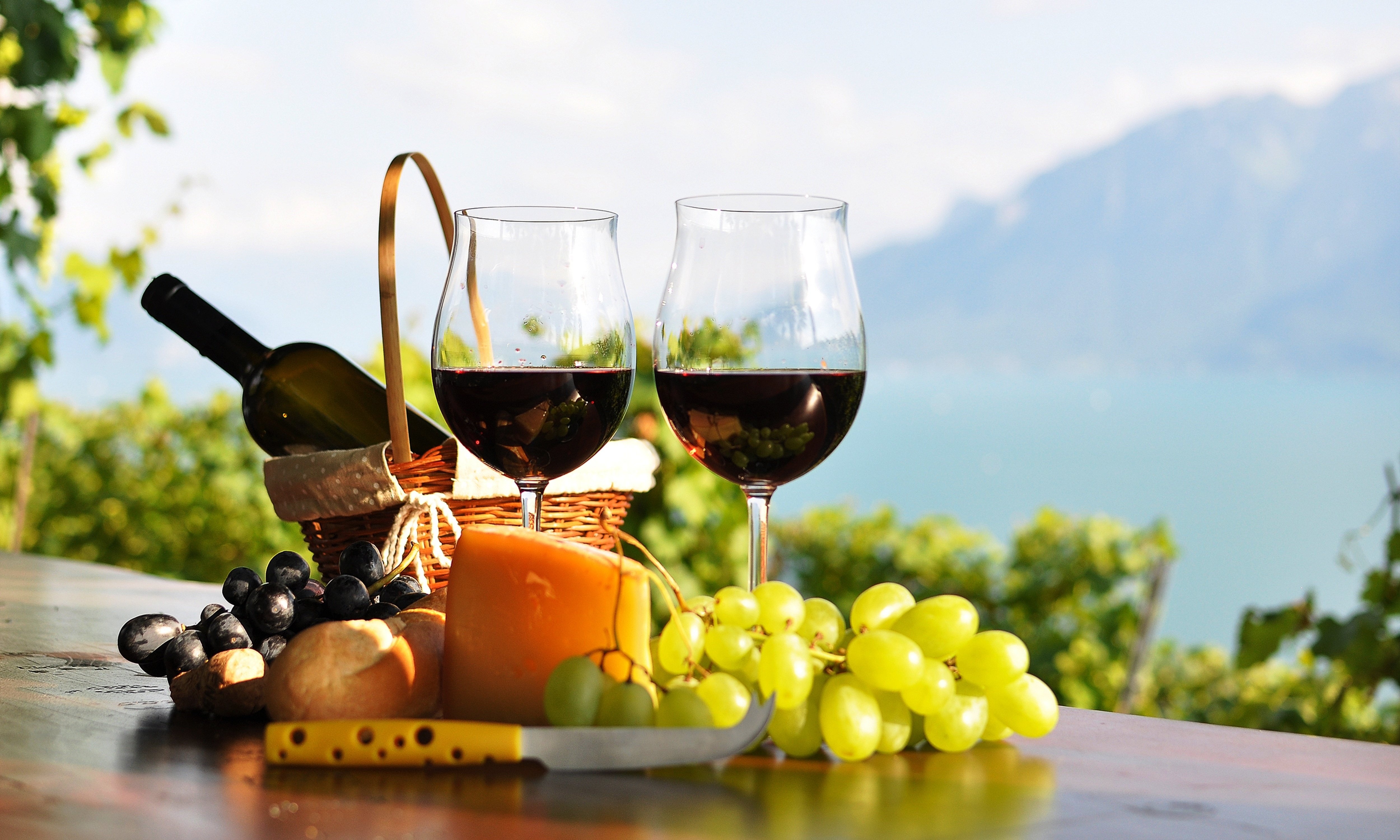 Wine Red Wine Glasses A Bottle Wallpaper 282527 - Grapes Wine And Cheese , HD Wallpaper & Backgrounds