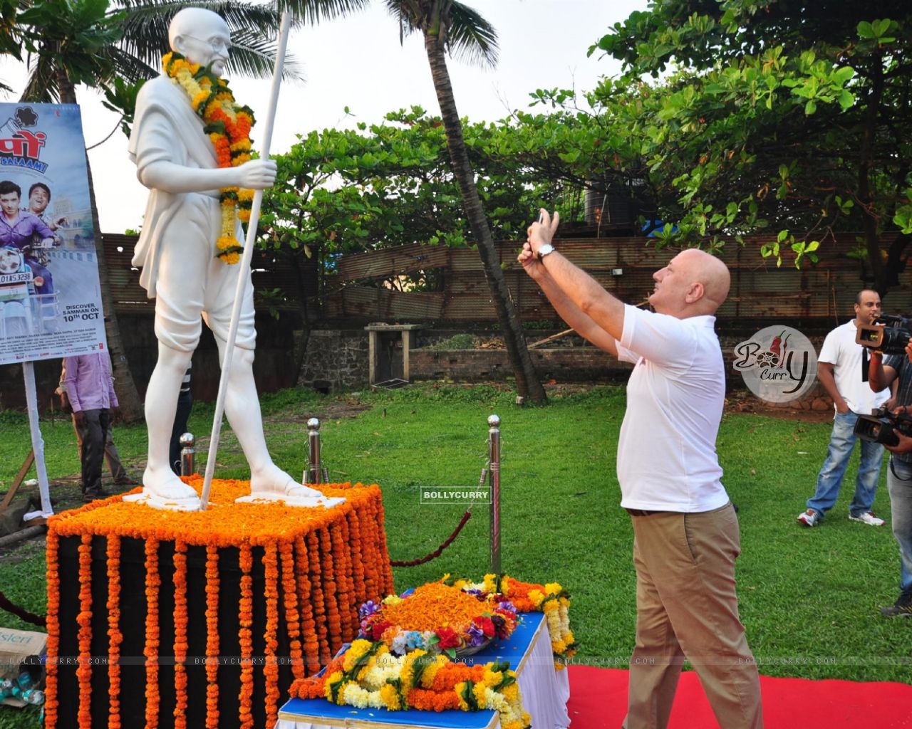 Anupam Kher Clicks A Pic Of Mahatma Gandhi Size - Fun , HD Wallpaper & Backgrounds