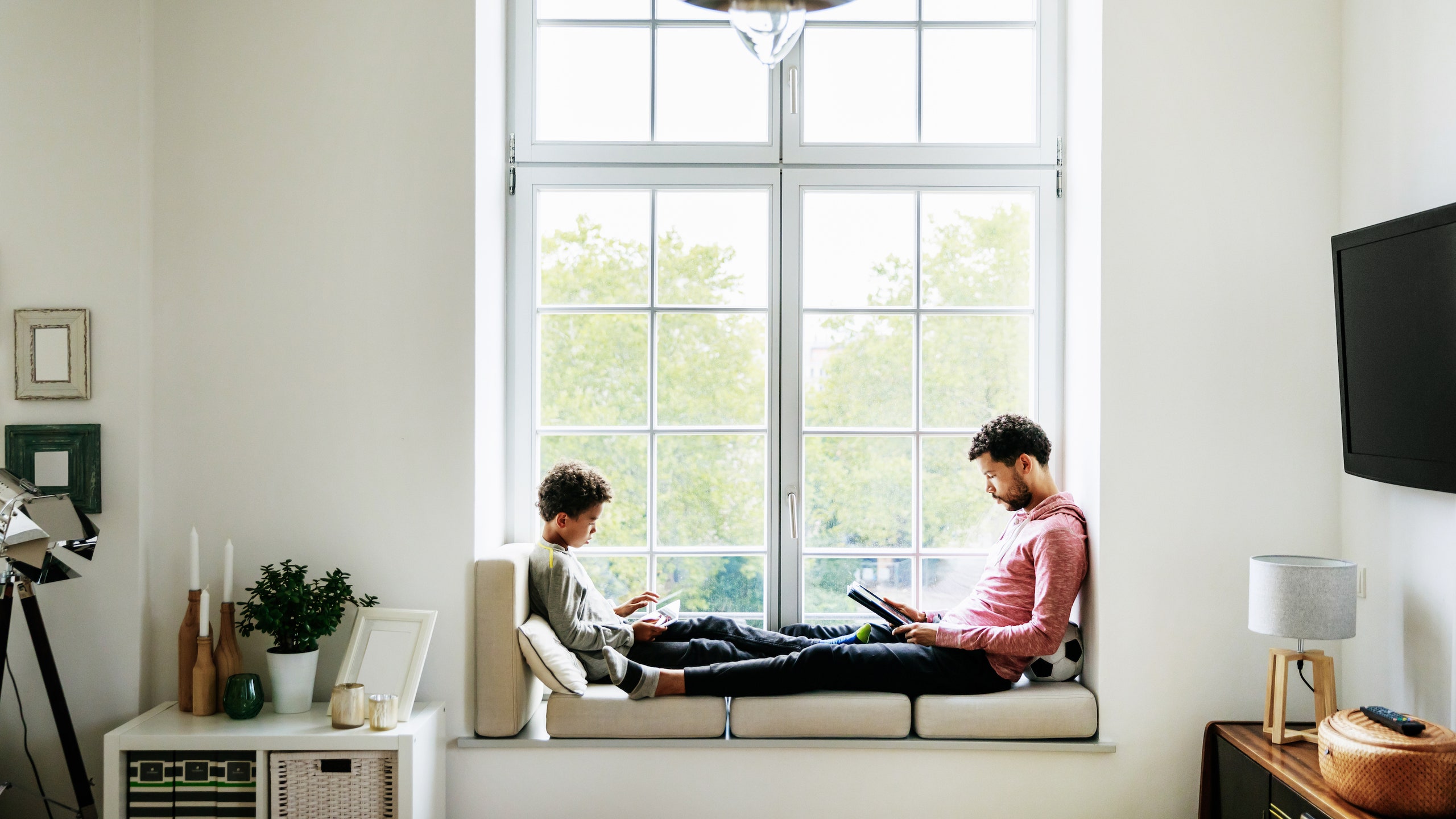 Two People Sitting By Window Reading - Reading Window , HD Wallpaper & Backgrounds