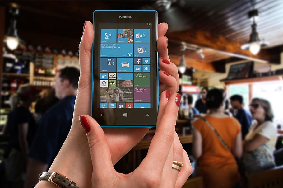Person Showing Nokia Windows Phone Home Screen, Lumia, - Full Form Of Gui , HD Wallpaper & Backgrounds