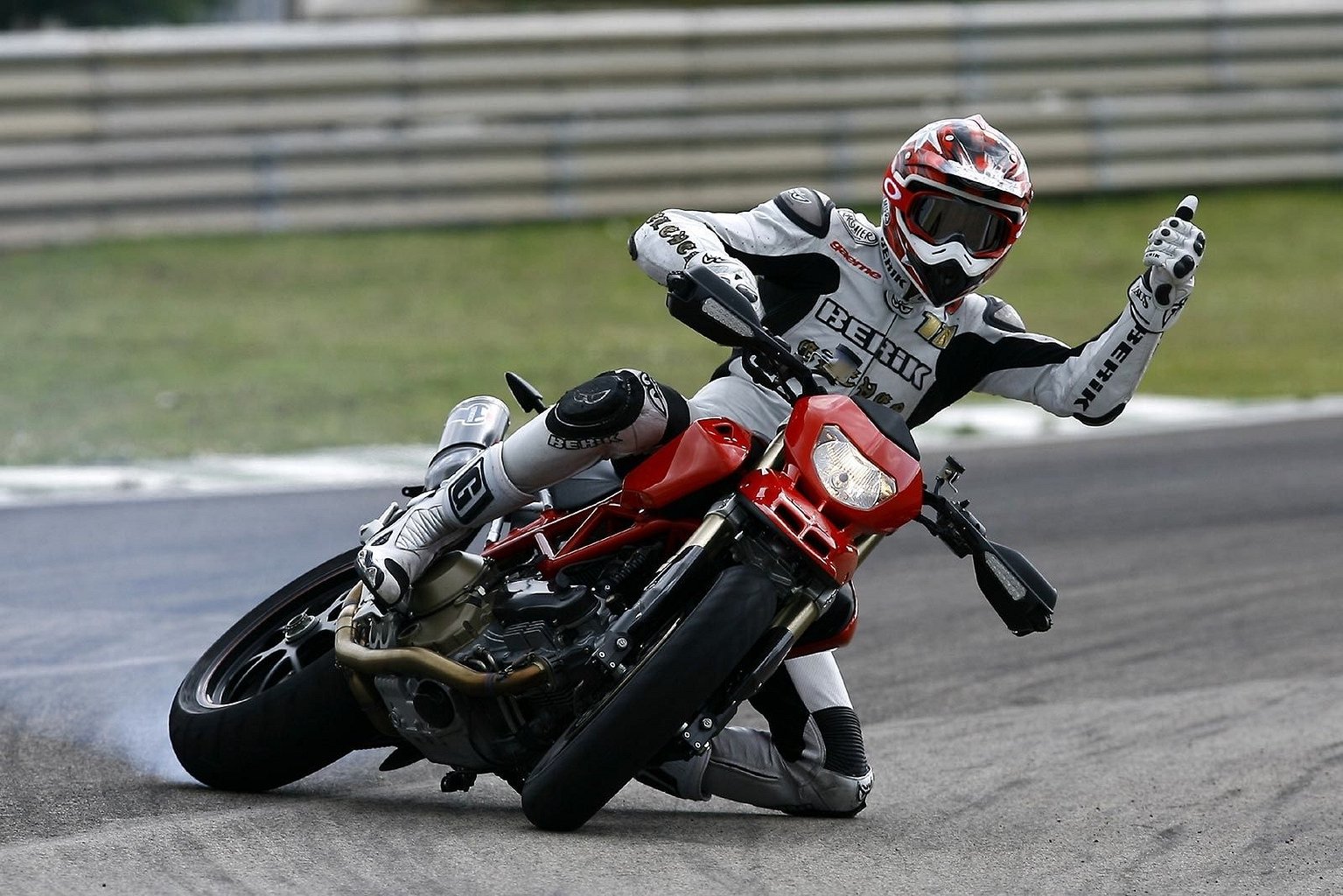 Ducati Hypermotard Wallpapers - Hypermotard Drift , HD Wallpaper & Backgrounds