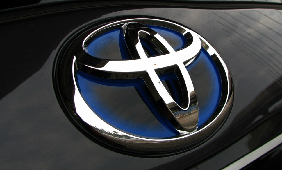 Silver Toyota Emblem Hd Wallpaper - Logo Toyota Wallpaper Hd , HD Wallpaper & Backgrounds