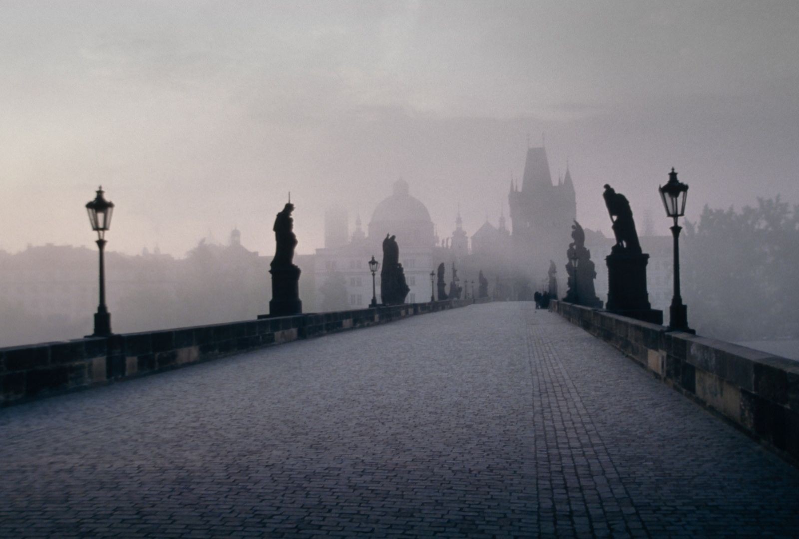 Prague Charles Bridge Foggy , HD Wallpaper & Backgrounds