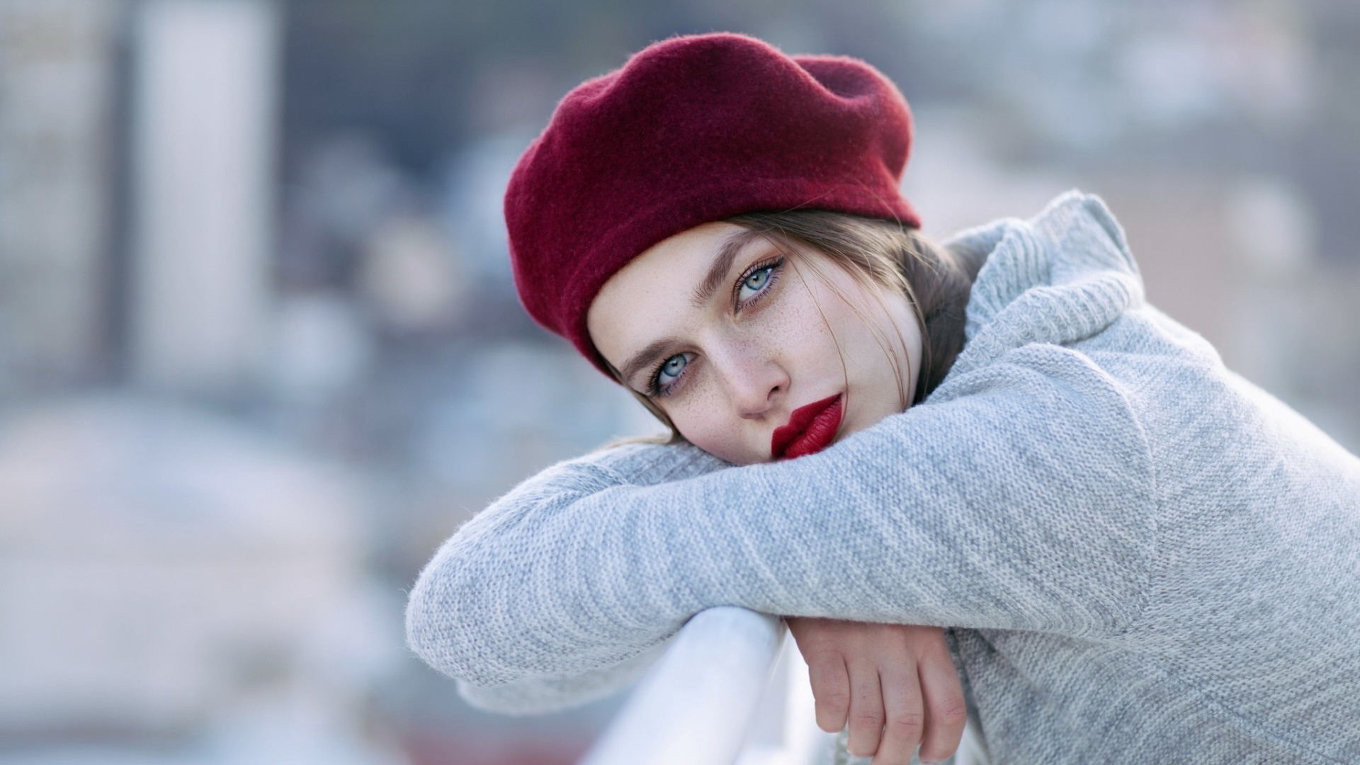 Red Lipstick In Winter , HD Wallpaper & Backgrounds